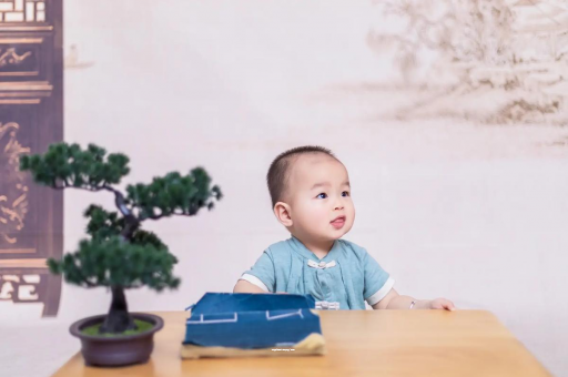 阿坝怀孕肚子中间凹两边凸