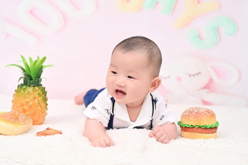 阿坝宝宝在妈妈肚子里